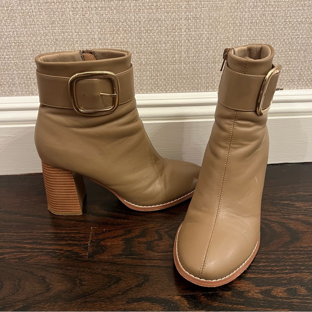 Nude/brown closed toe booties, with decorative buckle.